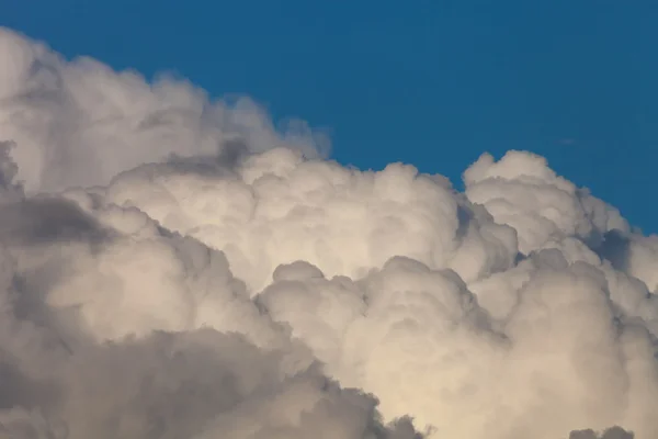 Ciel bleu avec nuages cumulus blancs — Photo