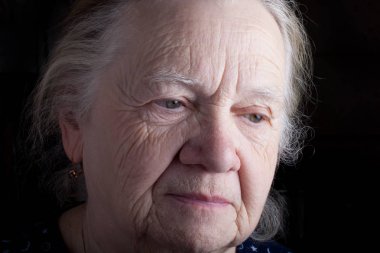 Yaşlı kadın portresi. Üzgün