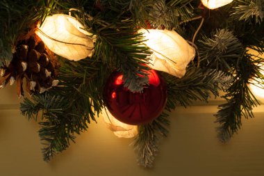 Dekoratif ışıklar ve köknar ağacı dalı - Noel dekorasyonu. Ne