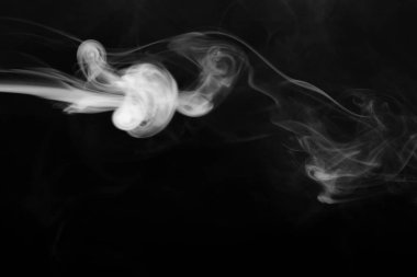 Bir siyah arka plan üzerinde duman bulutu. Seçici odak