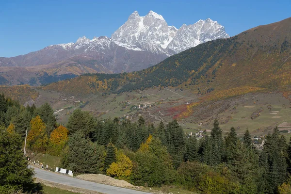 Beau paysage de montagne à Svaneti. La Géorgie. tonique — Photo