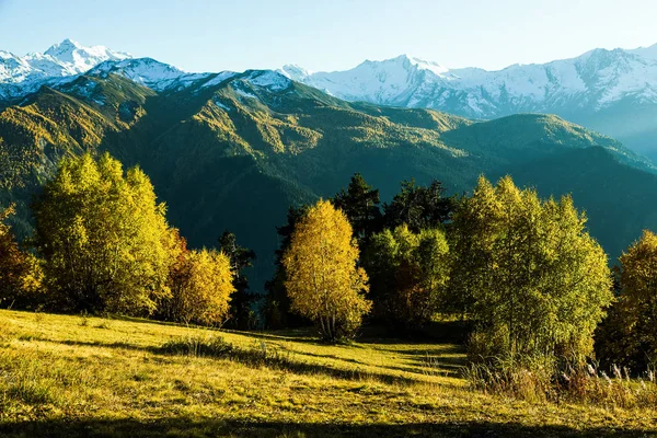 Svaneti içinde güzel sonbahar dağ manzarası. Gürcistan. Tonda — Stok fotoğraf