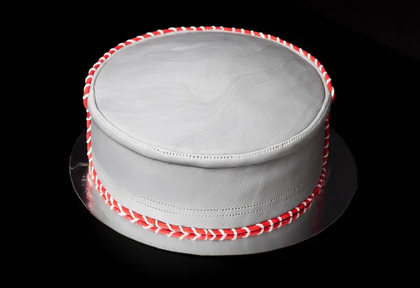День рождения торт (форма как шляпа) с мастиком и рисунком на блаке — стоковое фото