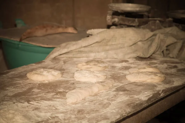 Процесс выпечки хлеба в традиционной грузинской печи - к — стоковое фото