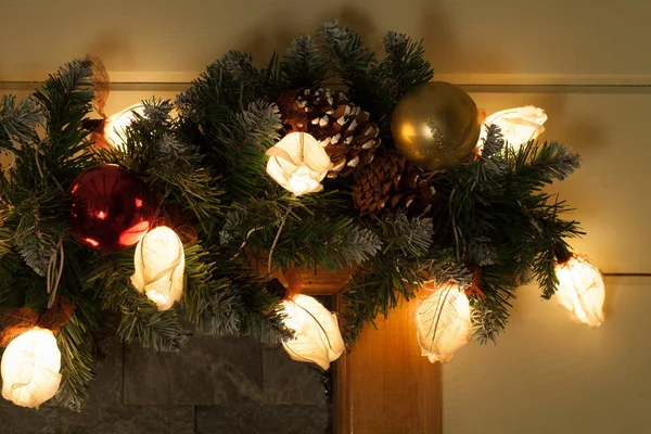 Luzes decorativas e ramo de abeto - decoração de Natal. Não. — Fotografia de Stock