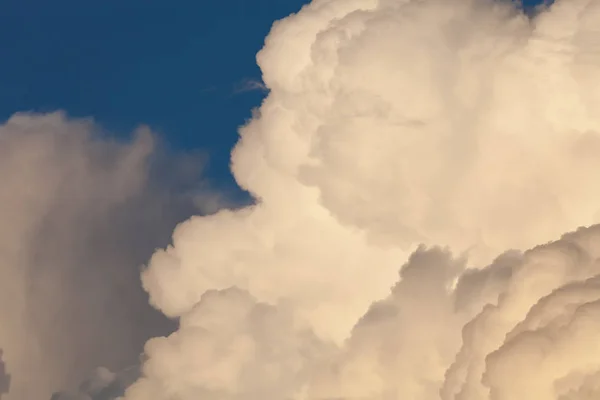 Ciel bleu avec nuages cumulus blancs — Photo