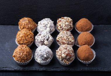 Ev yapımı çikolata truffles farklı türleri kümesi. Seçici