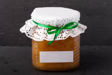 Ev yapımı meyve veya berry reçel koyu arka plan üzerinde cam kavanozda