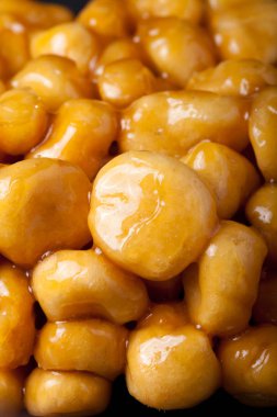 Ev yapımı tatlı pasta (chak-chak) kızartılmış ve tarafından yapıştırılmış kızarmış 