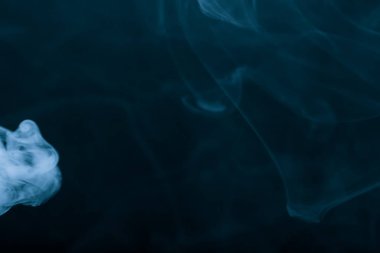 Bir siyah arka plan üzerinde duman bulutu. Seçici odak. Tonda