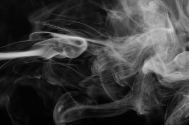 Bir siyah arka plan üzerinde duman bulutu. Seçici odak