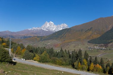 Svaneti içinde güzel sonbahar dağ manzarası. Gürcistan