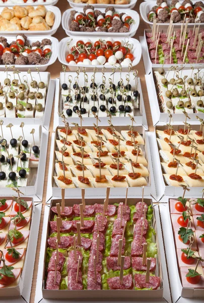 Diferentes tipos de bocadillos canapé en pinchos. Enfoque selectivo — Foto de Stock