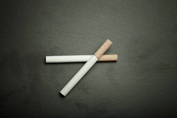黒いスレートまな板の上 2 つのタバコ。トーン — ストック写真