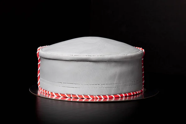 Tarta de cumpleaños (forma como un sombrero) con masilla y patrón en blac —  Fotos de Stock