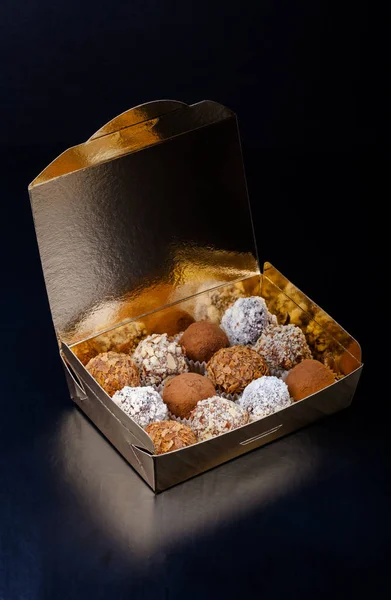 Conjunto de diferentes tipos de trufas de chocolate caseiras em uma gola — Fotografia de Stock