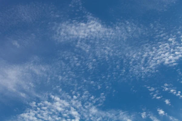 Weiße Wolken am blauen Himmel. Selektiver Fokus — Stockfoto