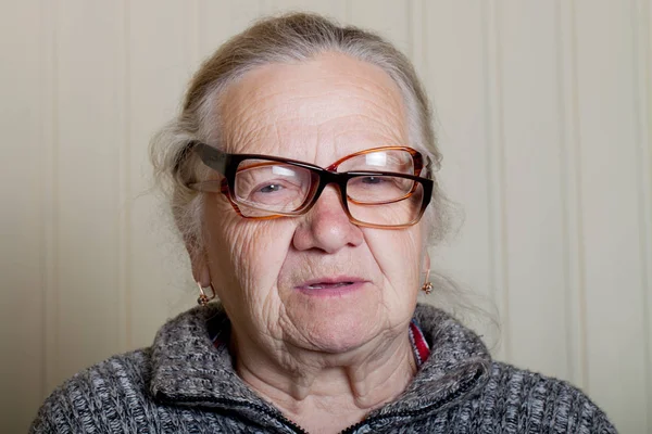 戴着眼镜的老年妇女的肖像 — 图库照片
