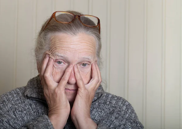 Retrato de anciana en gafas — Foto de Stock