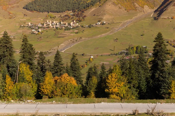 Wunderschöne herbstliche berglandschaft in svaneti. Georgien. gemildert — Stockfoto