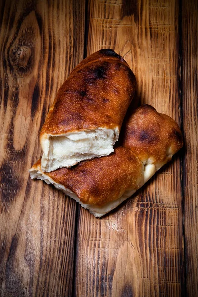 Pão georgiano em uma mesa ou placa de madeira leve. Tonificado — Fotografia de Stock
