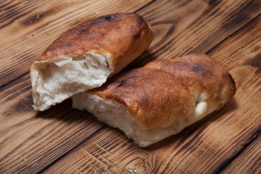 Gürcü ekmek bir ahşap masa lambası veya yönetim kurulu
