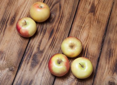 Yanık kurulları zemin üzerine sarı-kırmızı mevsimlik elma