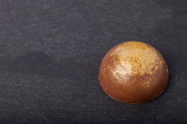 Arduvaz arka plan üzerinde bir çikolata şeker