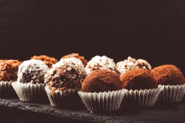 Ev yapımı çikolata truffles farklı türleri kümesi. Seçici