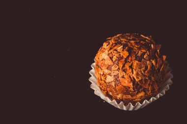 Arduvaz arka plan üzerinde bir çikolata şeker. Tonda