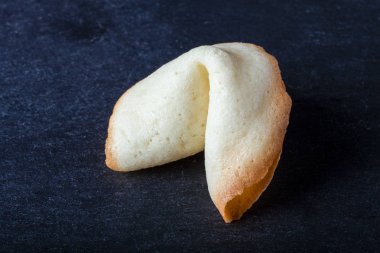 Fal kurabiyesi boş kağıt üzerinde siyah bir arka plan ile. Tonda