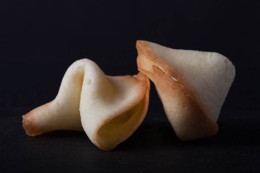 Fal kurabiyesi boş kağıt üzerinde siyah bir arka plan ile