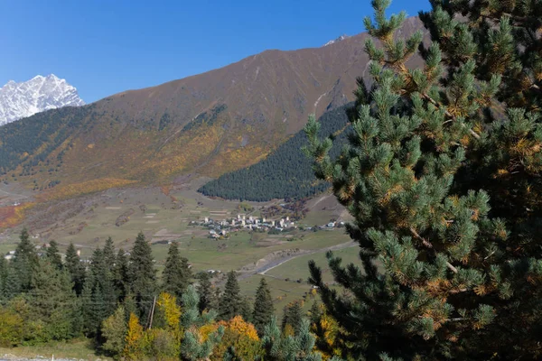 Όμορφο φθινοπωρινό τοπίο βουνού στο Svaneti. Γεωργία — Φωτογραφία Αρχείου