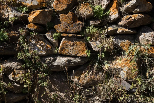 Detalhe de uma parede de uma casa de pedra antiga — Fotografia de Stock