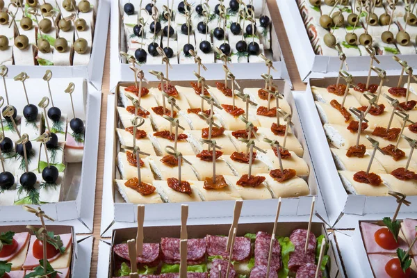 Different kinds of snacks canape on skewers. Selective focus — Stock Photo, Image