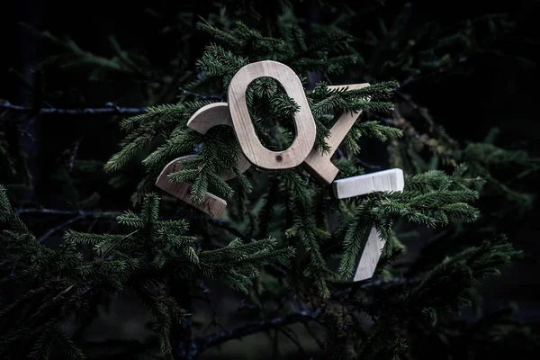 Cifras 2017 en el bosque. Tema navideño. Tonificado —  Fotos de Stock