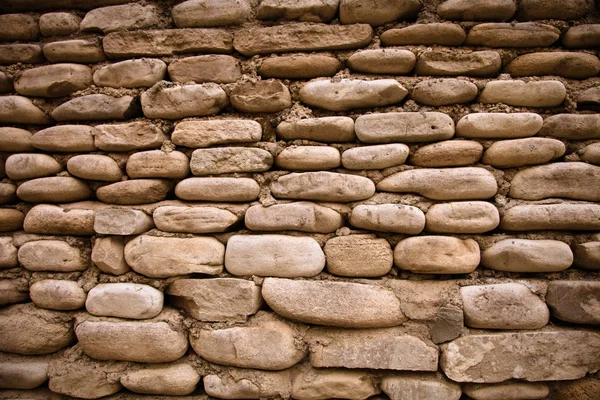 Vägg av gamla tegelstenar och stenar. Texturerat bakgrund. Tonas — Stockfoto