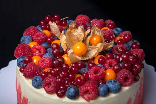 Pastel casero de galletas con crema y bayas. Tonificado —  Fotos de Stock