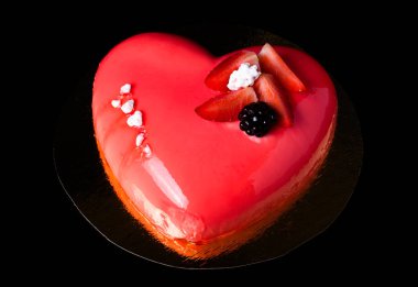 Ev yapımı parlak mousse kek ayna sır ile. Seçici odak