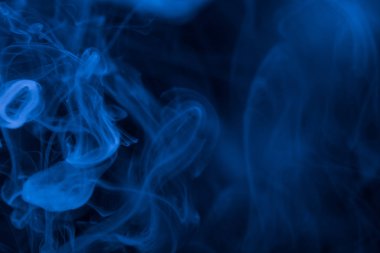 Bir siyah arka plan üzerinde duman bulutu. Seçici odak. Tonda