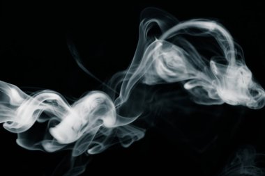 Bir siyah arka plan üzerinde duman bulutu. Seçici odak. Tonda