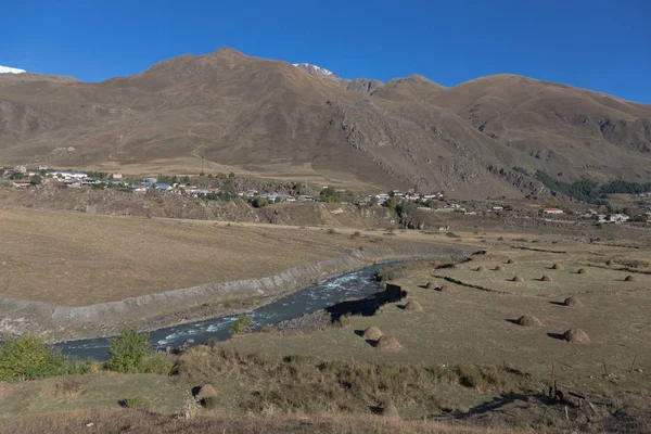 Frumos peisaj montan de toamnă în Georgia — Fotografie, imagine de stoc