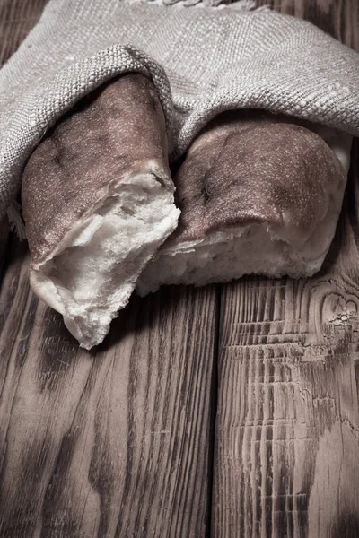 Грузинский хлеб на светлом деревянном столе или доске. Toned — стоковое фото