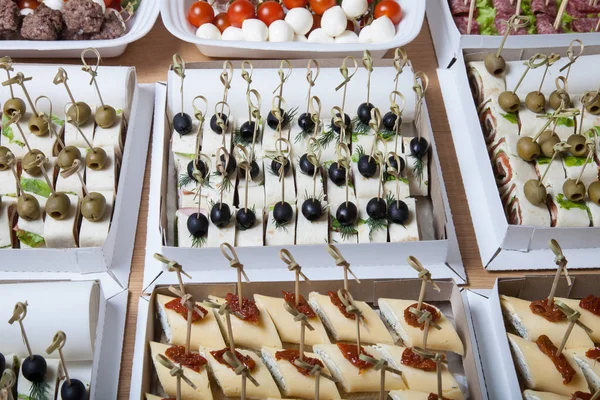 Different kinds of snacks canape on skewers. Selective focus — Stock Photo, Image