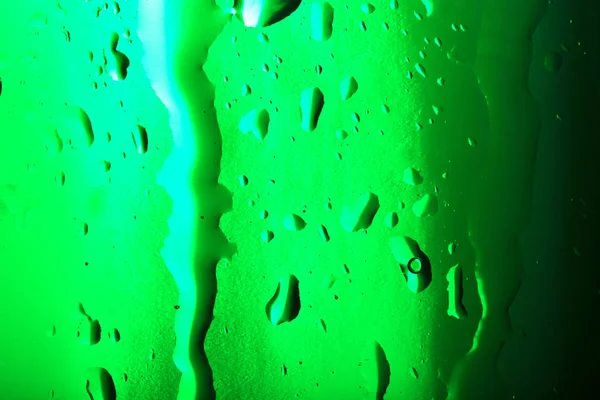 Des gouttelettes d'eau sur des glaçons colorés. Texture de fond abstraite — Photo
