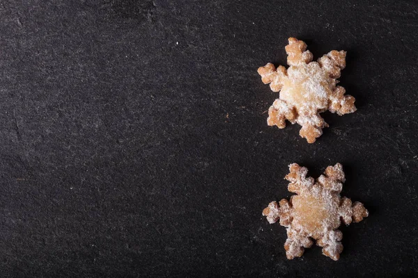 Biscoitos caseiros com engarrafamento, biscoito em uma mesa de ardósia preta — Fotografia de Stock