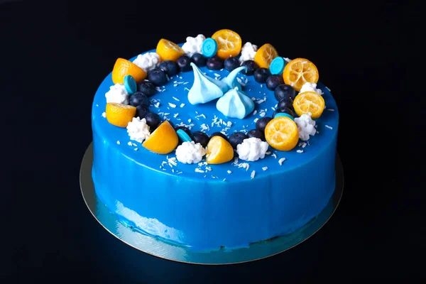 Pastel de mousse azul con bayas, frutas y chocolate —  Fotos de Stock