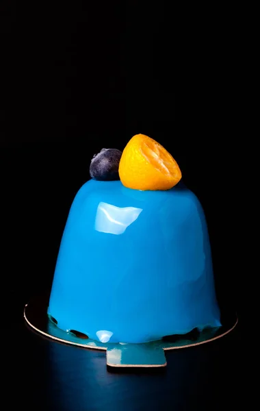 Bolo de mousse azul com bagas, frutas e chocolate — Fotografia de Stock