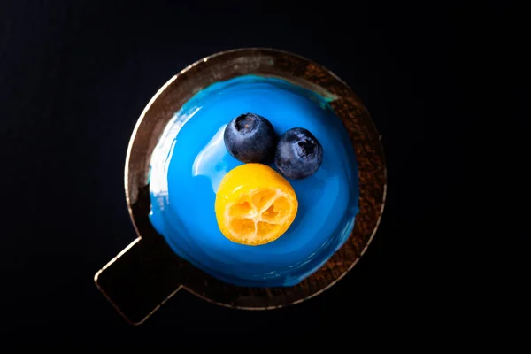 Gâteau mousse bleue aux baies, fruits et chocolat — Photo