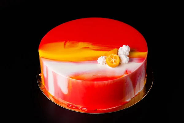 Ev yapımı parlak mousse kek ayna sır ile. Seçici odak